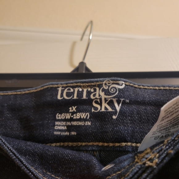 Terra and Sky Women's plus size distressed blue jeans size 1X - Picture 2 of 4